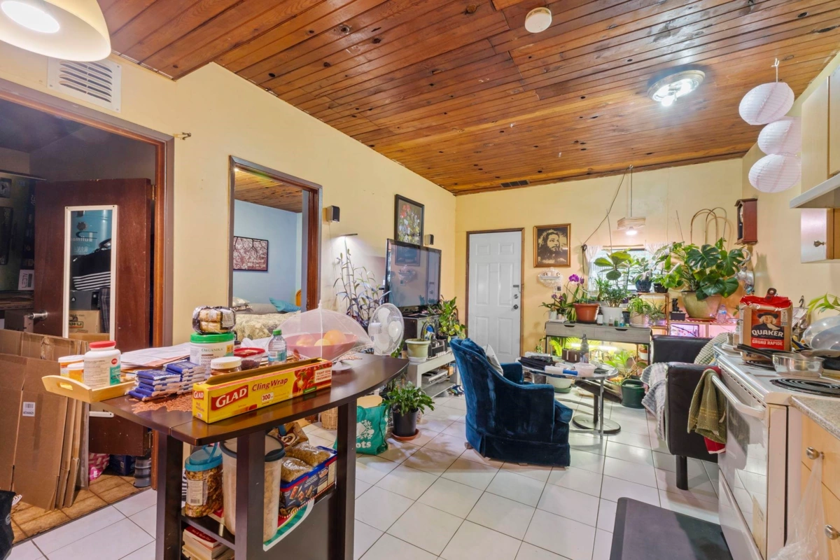 Hot Tub / Spa Photo of 3361 William Street, Vancouver, BC