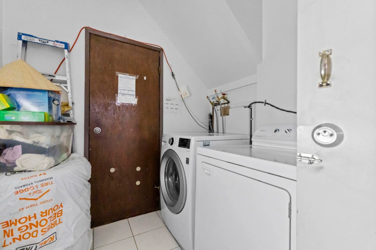 Swimming Pool Photo of 3361 William Street, Vancouver, BC