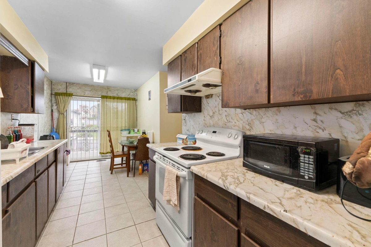 Walk-In Closet Photo of 3361 William Street, Vancouver, BC