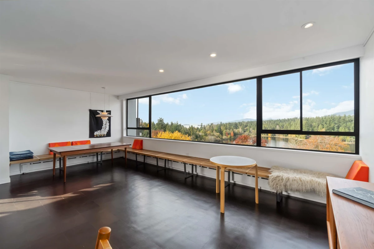 Dining Area Photo of 901 710 Chilco Street, Vancouver, BC