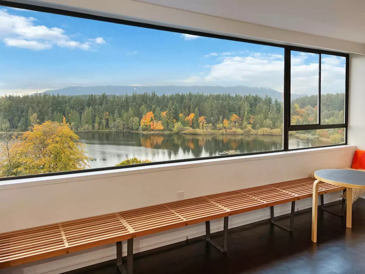 Kitchen Island Photo of 901 710 Chilco Street, Vancouver, BC
