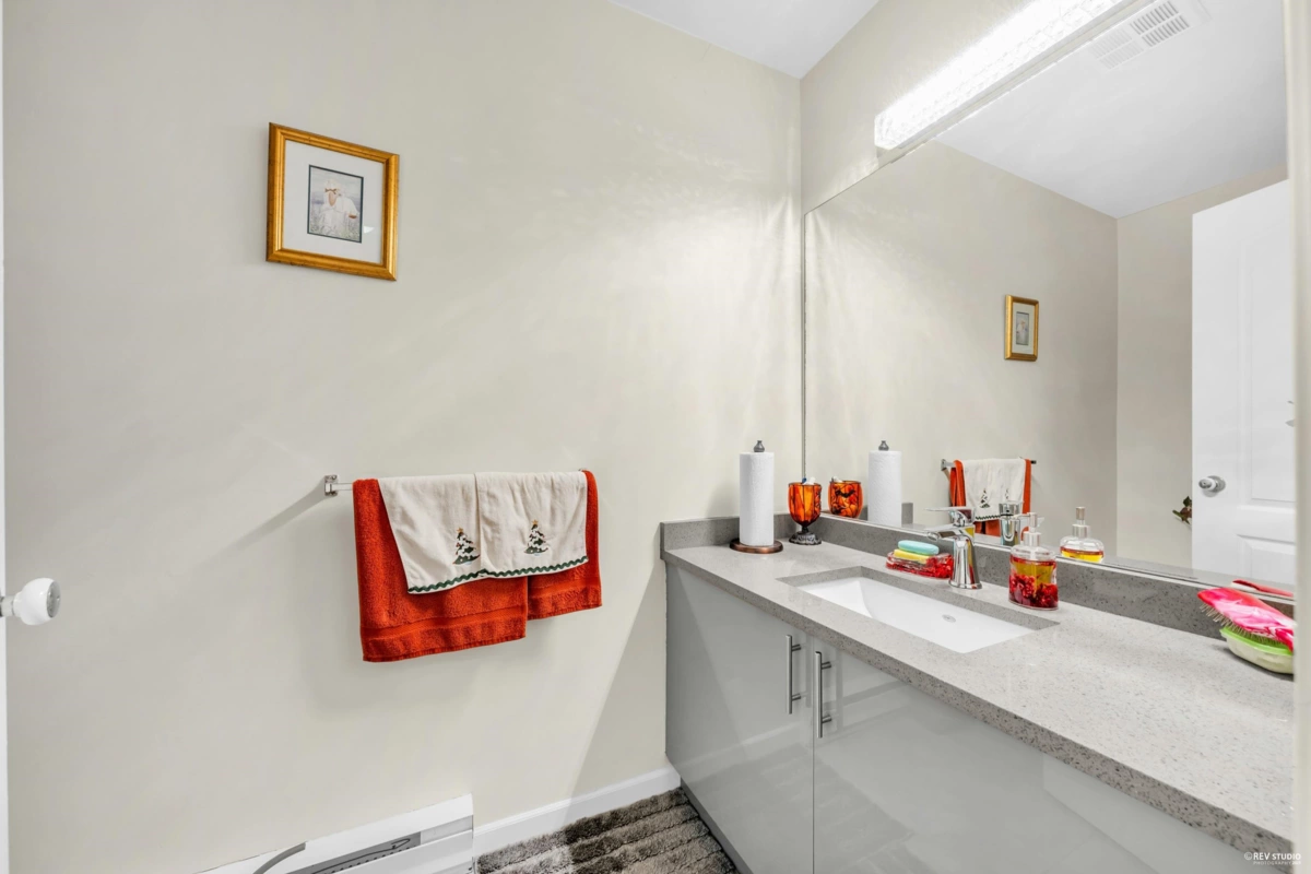 Kitchen Island Photo of 8 815 Tobruck Avenue, North Vancouver, BC