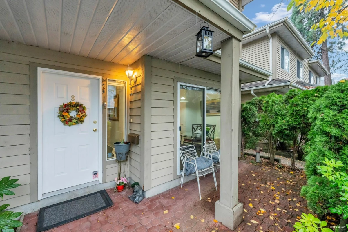 Living Room Photo of 8 815 Tobruck Avenue, North Vancouver, BC