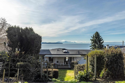 14371 Sunset Drive, White Rock, BC, White Rock — Single Family Residence for sale