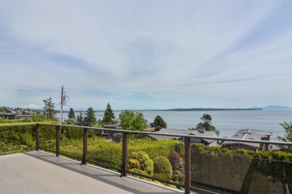 Kitchen Island Photo of 14371 Sunset Drive, White Rock, BC