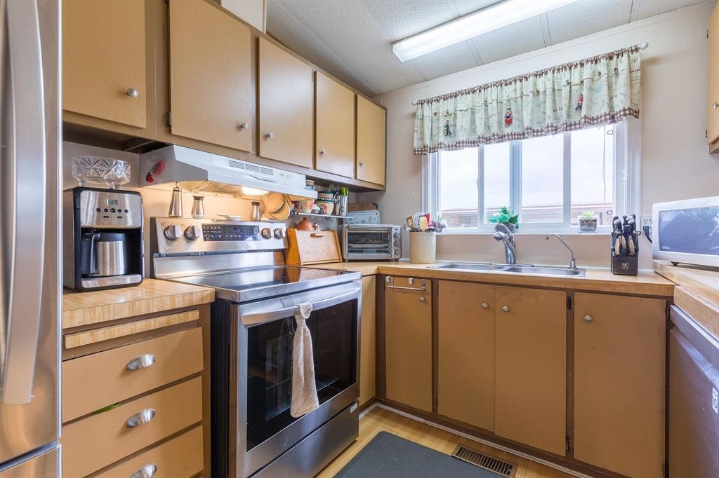 Kitchen Photo of 50 8254 134 Street, Surrey, BC