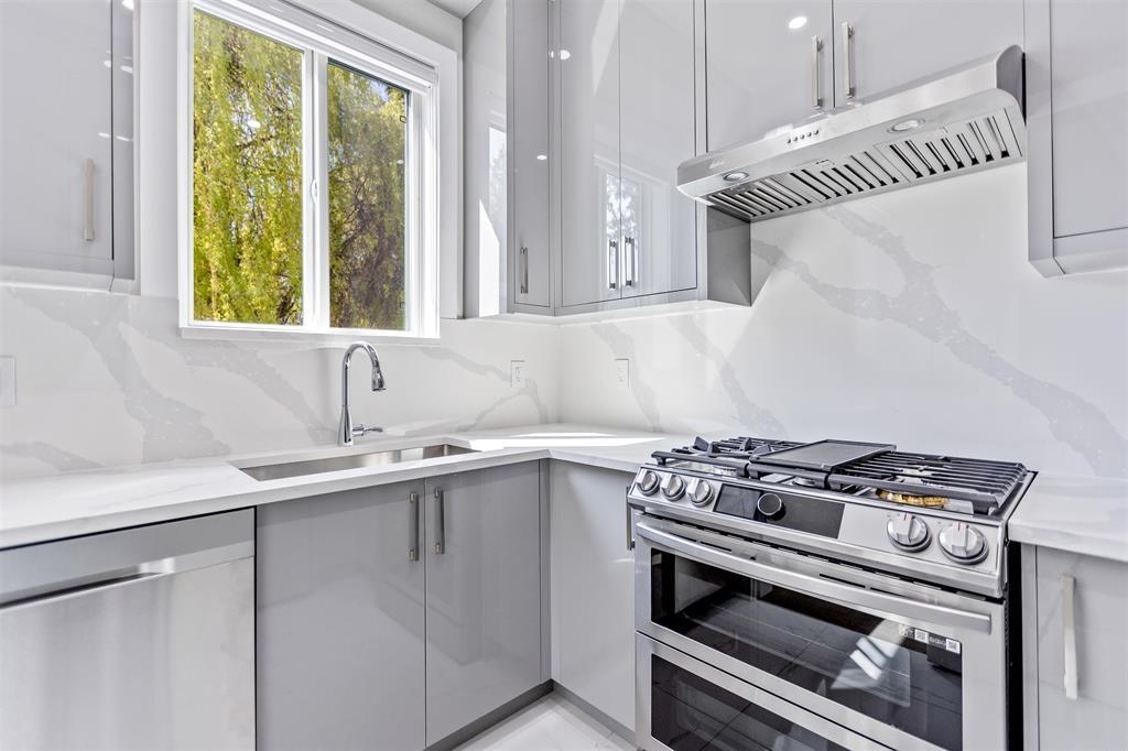 Walk-In Closet Photo of 11668 95a Avenue, Delta, BC