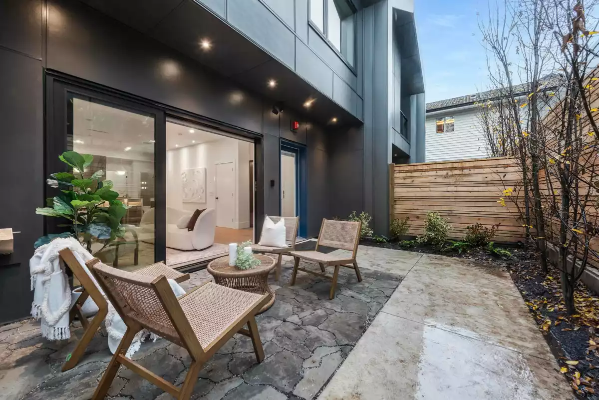 Hot Tub / Spa Photo of 2 273 W 17th Avenue, Vancouver, BC