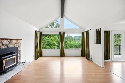 Entry Foyer Photo of 1890 Charles Street, Port Moody, BC