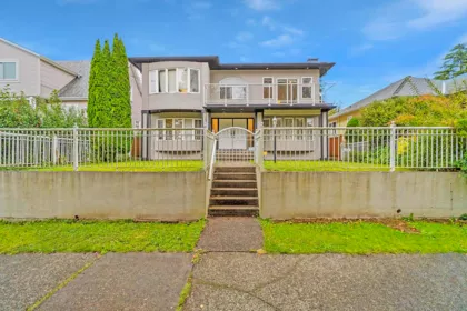 Hallway Photo of 1405 Edinburgh Street, New Westminster, BC