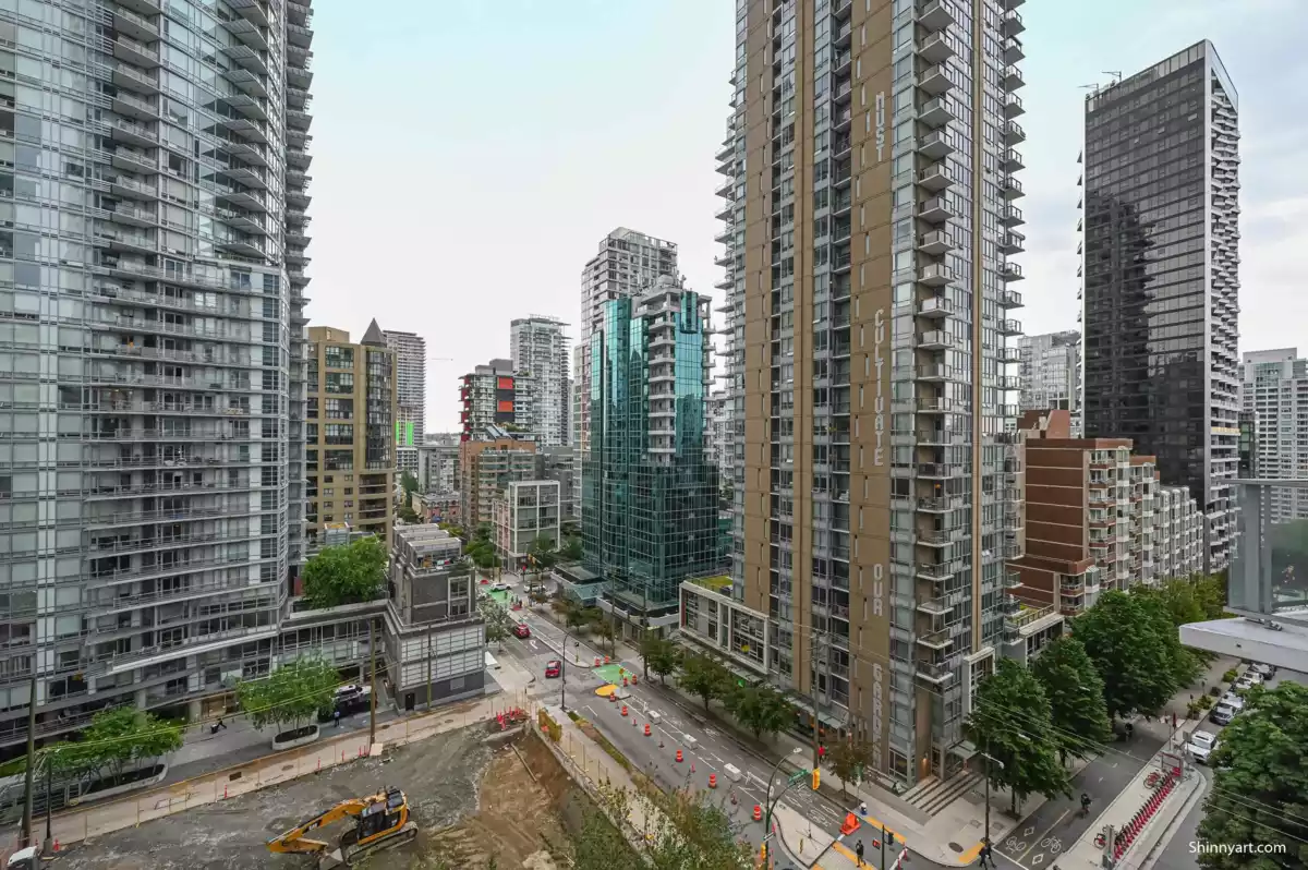 Walk-In Closet Photo of 1009 1289 Hornby Street, Vancouver, BC