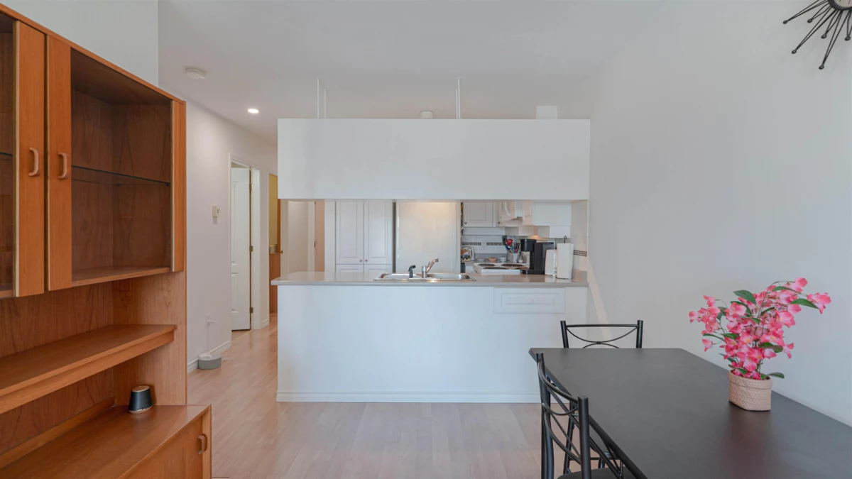 Dining Area Photo of 303 1035 Auckland Street, New Westminster, BC