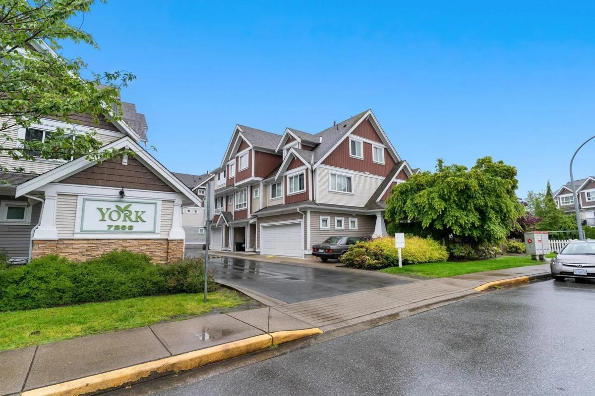 Basement Recreation Room Photo of 8 7298 199a Street, Langley, BC