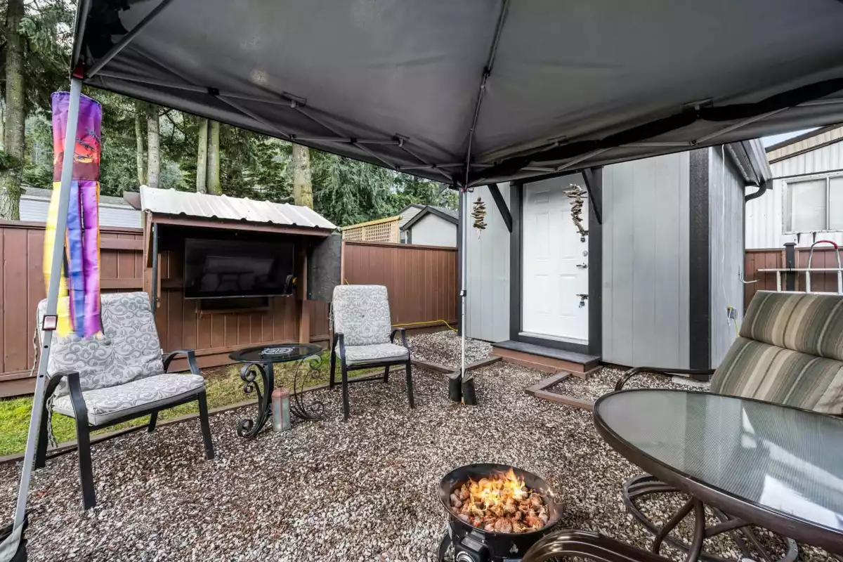 Entry Foyer Photo of 18 63071 Flood Hope Road, Hope, BC