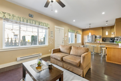 Kitchen Island Photo of 42 30748 Cardinal Avenue, Abbotsford, BC