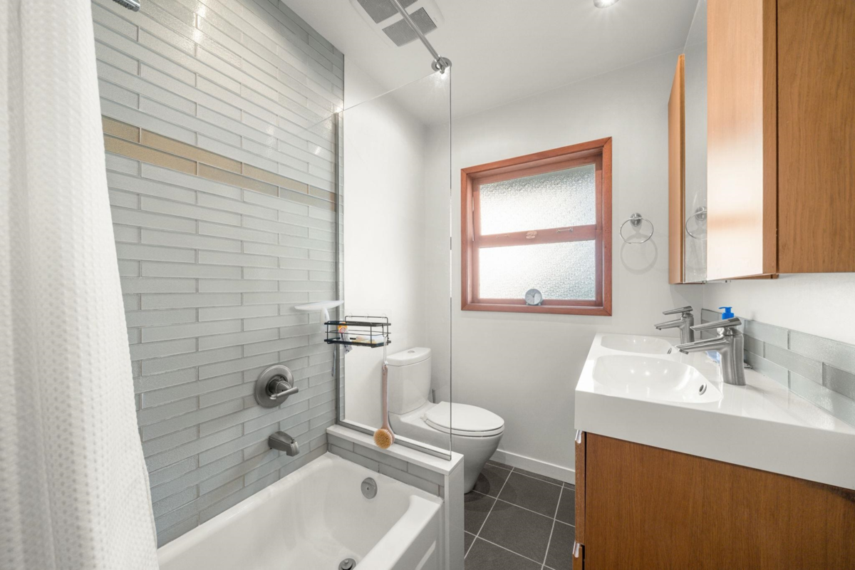 Basement Recreation Room Photo of 7656 Mckay Avenue, Burnaby, BC