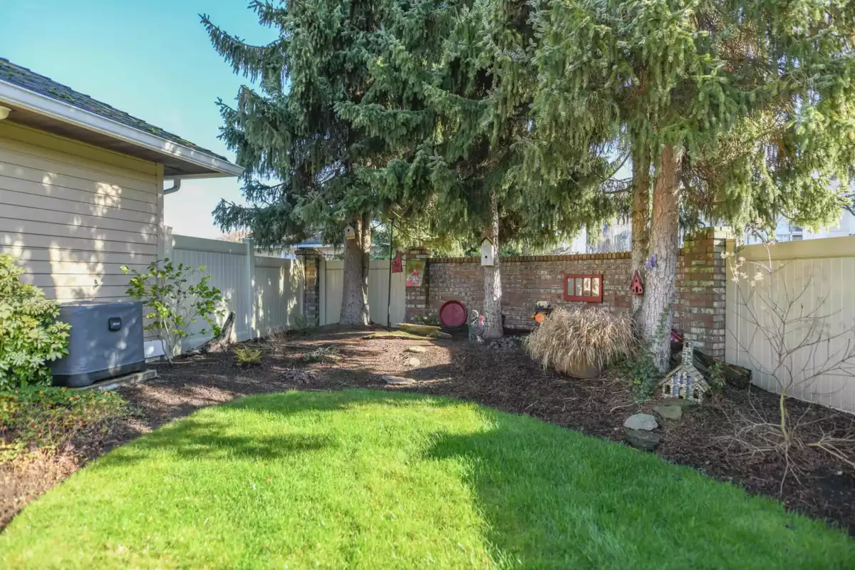 Backyard Photo of 101 15121 19 Avenue, Surrey, BC