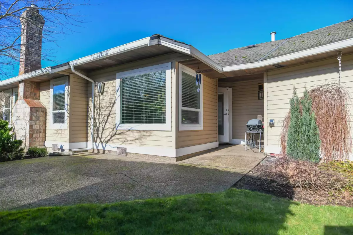 Front Yard Photo of 101 15121 19 Avenue, Surrey, BC