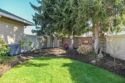 Backyard Photo of 101 15121 19 Avenue, Surrey, BC