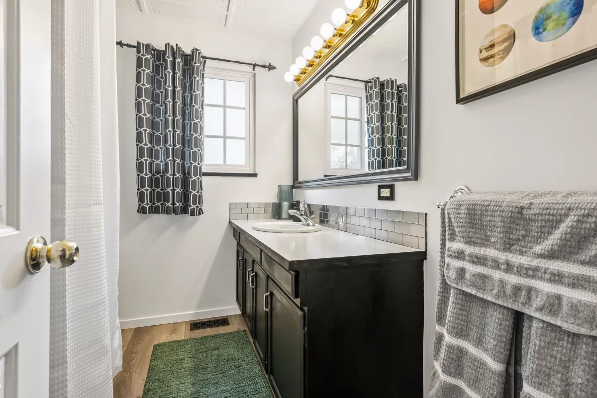 Hallway Photo of 2560 Haversley Avenue, Coquitlam, BC