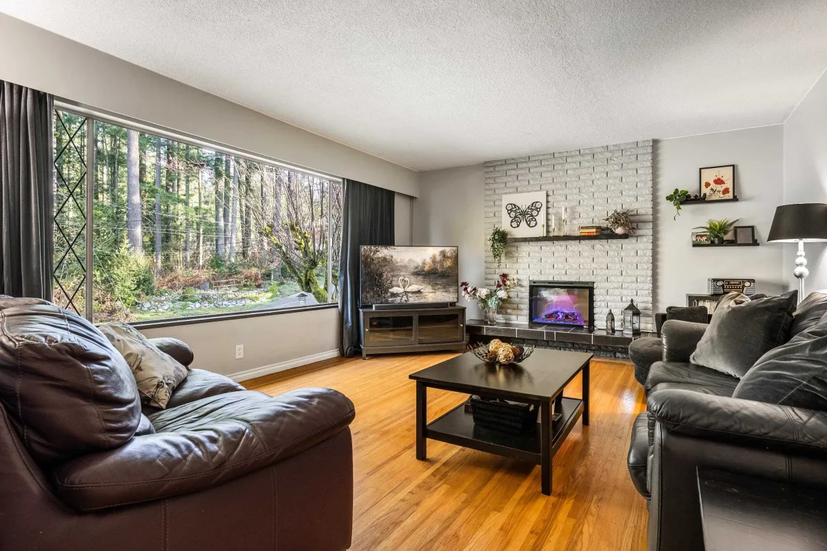 Kitchen Photo of 2560 Haversley Avenue, Coquitlam, BC