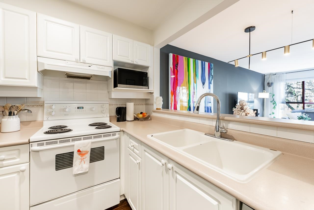 Breakfast Nook Photo of 203 2140 W 12th Street, Vancouver, BC