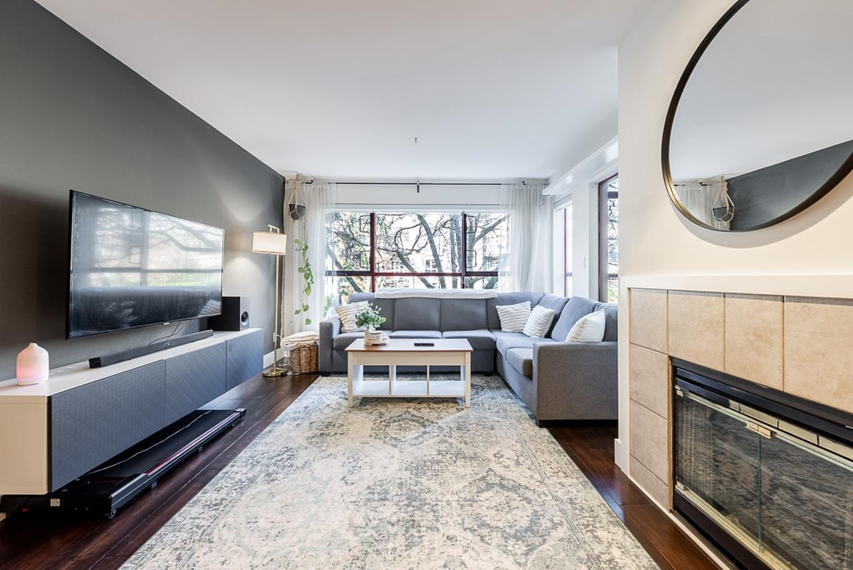 Dining Area Photo of 203 2140 W 12th Street, Vancouver, BC