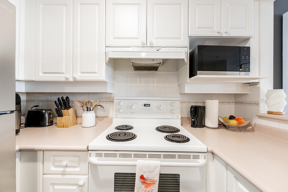 Primary Bedroom Photo of 203 2140 W 12th Street, Vancouver, BC