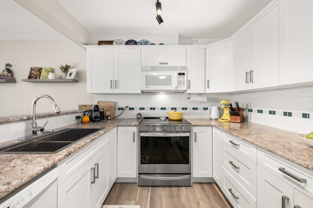 Kitchen Photo of 306 6390 196 Street, Langley, BC
