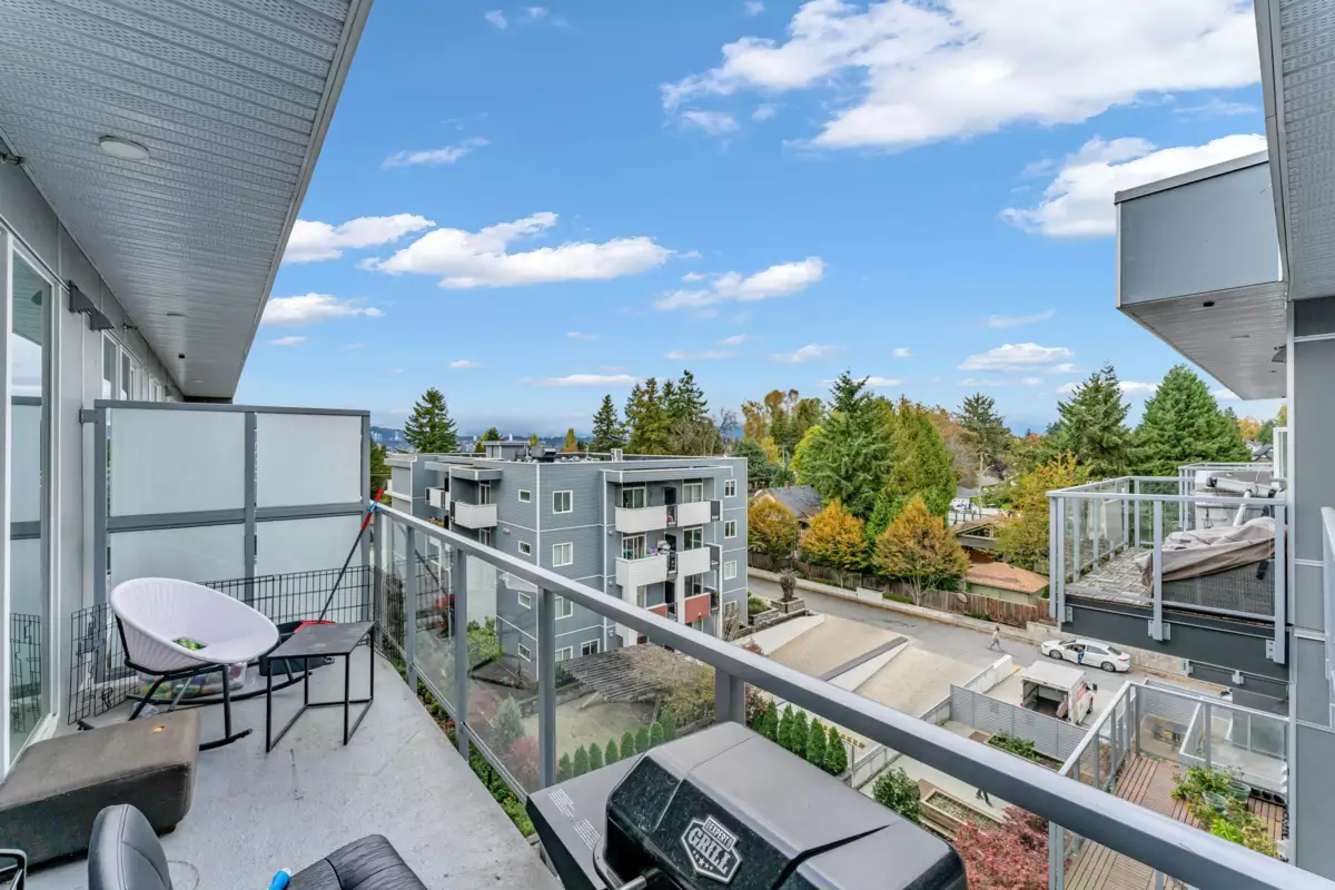 Kitchen Photo of 516 10838 Whalley Boulevard, Surrey, BC