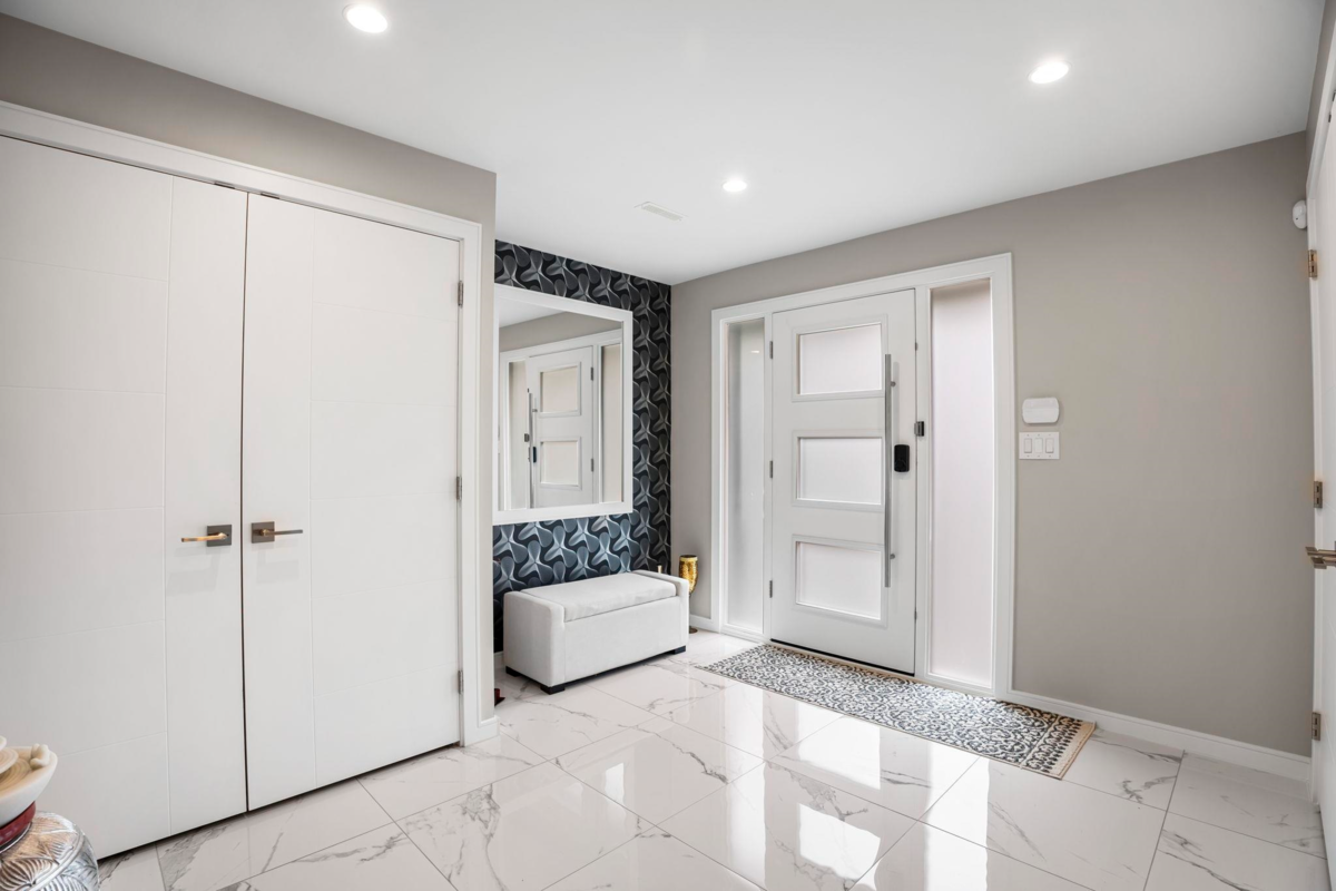 Entry Foyer Photo of 2268 Nacht Avenue, Port Coquitlam, BC