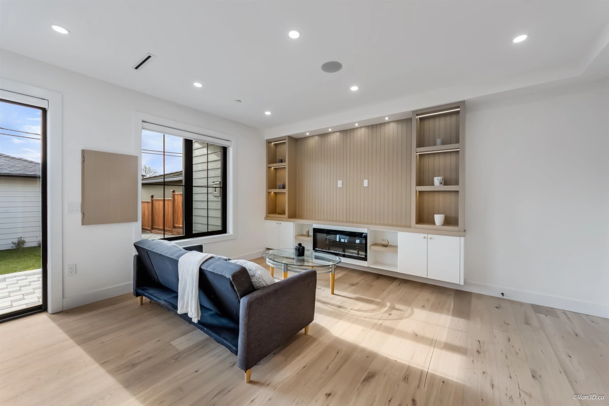 Living Room Photo of 2 150 E 51st Avenue, Vancouver, BC