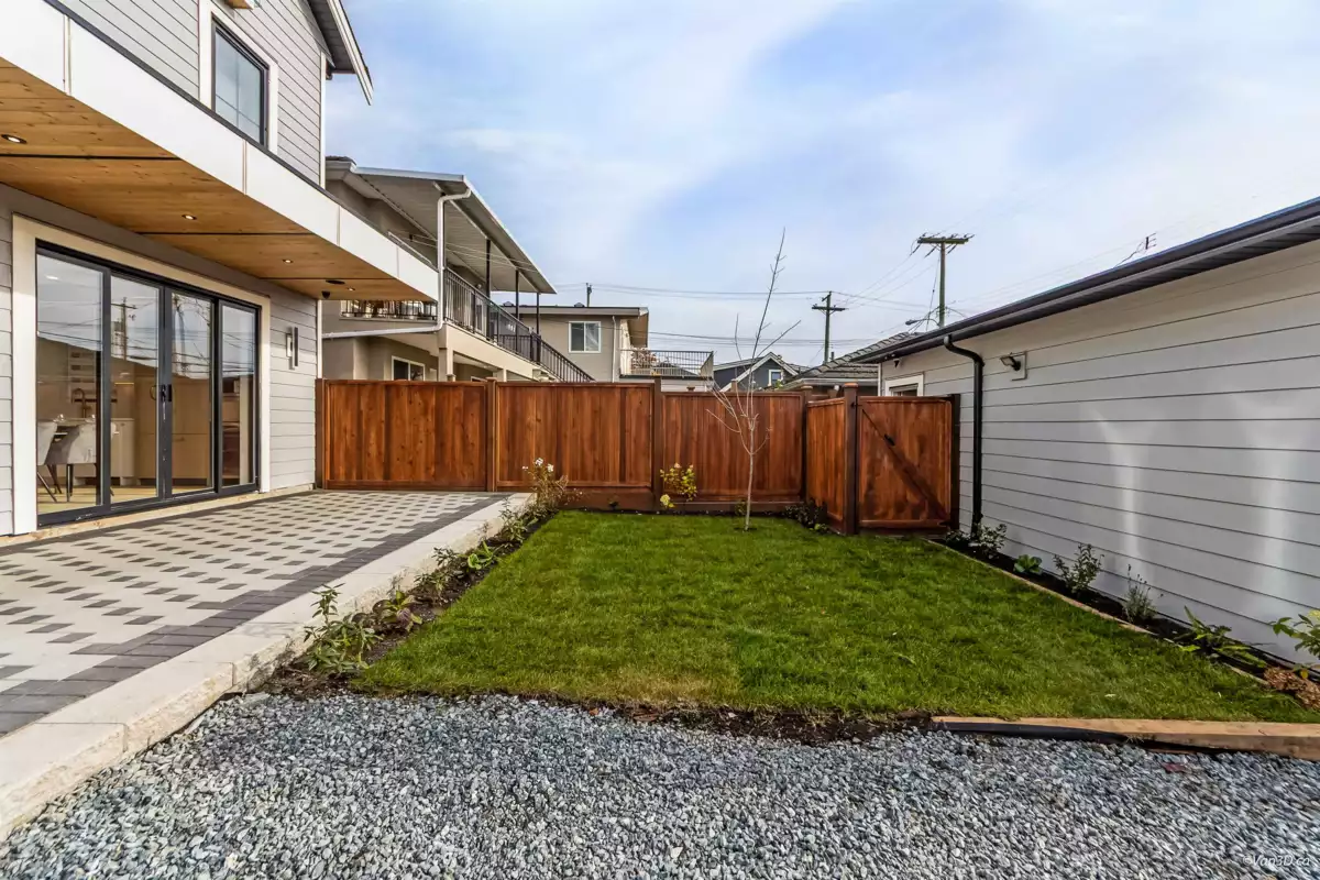 Outdoor Patio Photo of 2 150 E 51st Avenue, Vancouver, BC