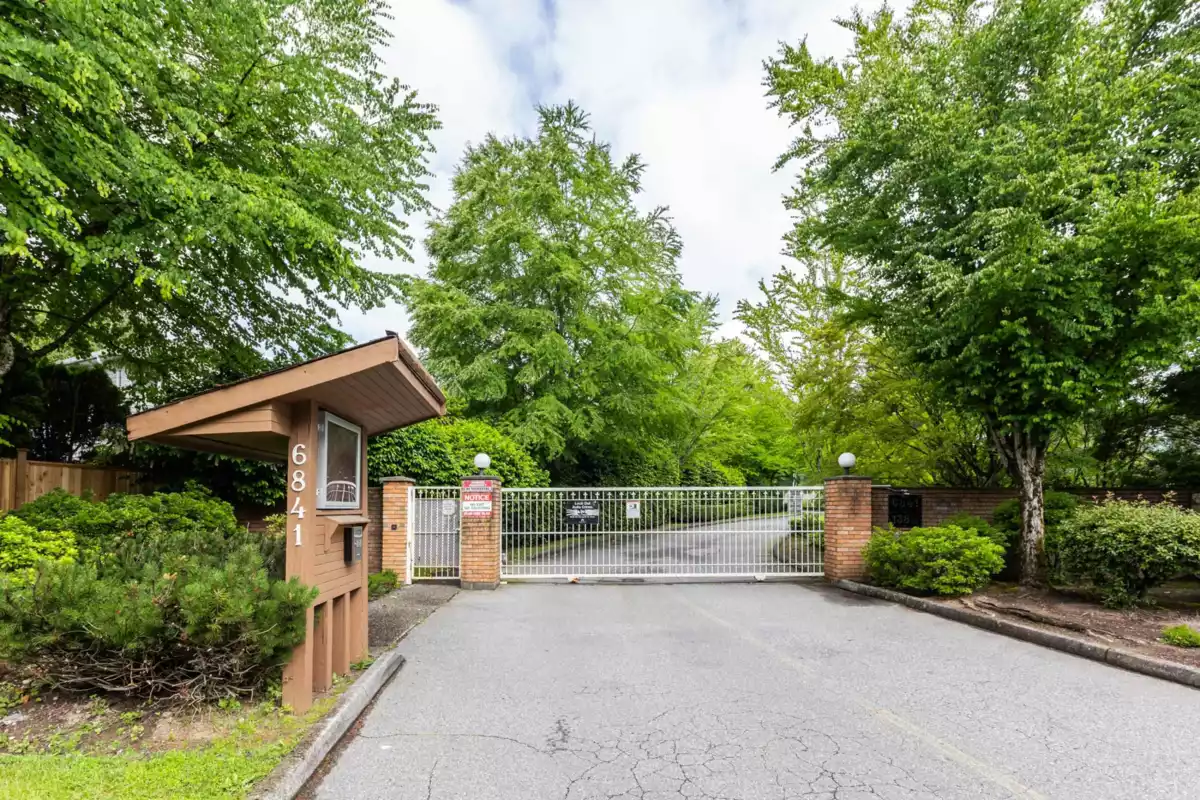 Hallway Photo of 118 6841 138 Street, Surrey, BC