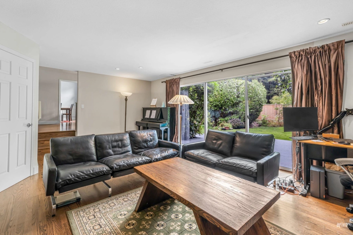 Kitchen Photo of 12411 Ocean Breeze Place, Surrey, BC