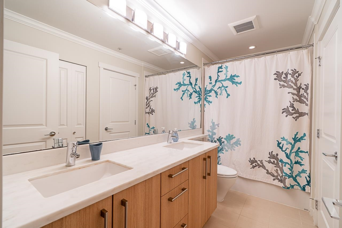 Guest Bathroom Photo of 403 139 W 22nd Street, North Vancouver, BC