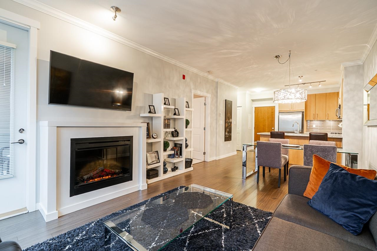 Walk-In Closet Photo of 403 139 W 22nd Street, North Vancouver, BC