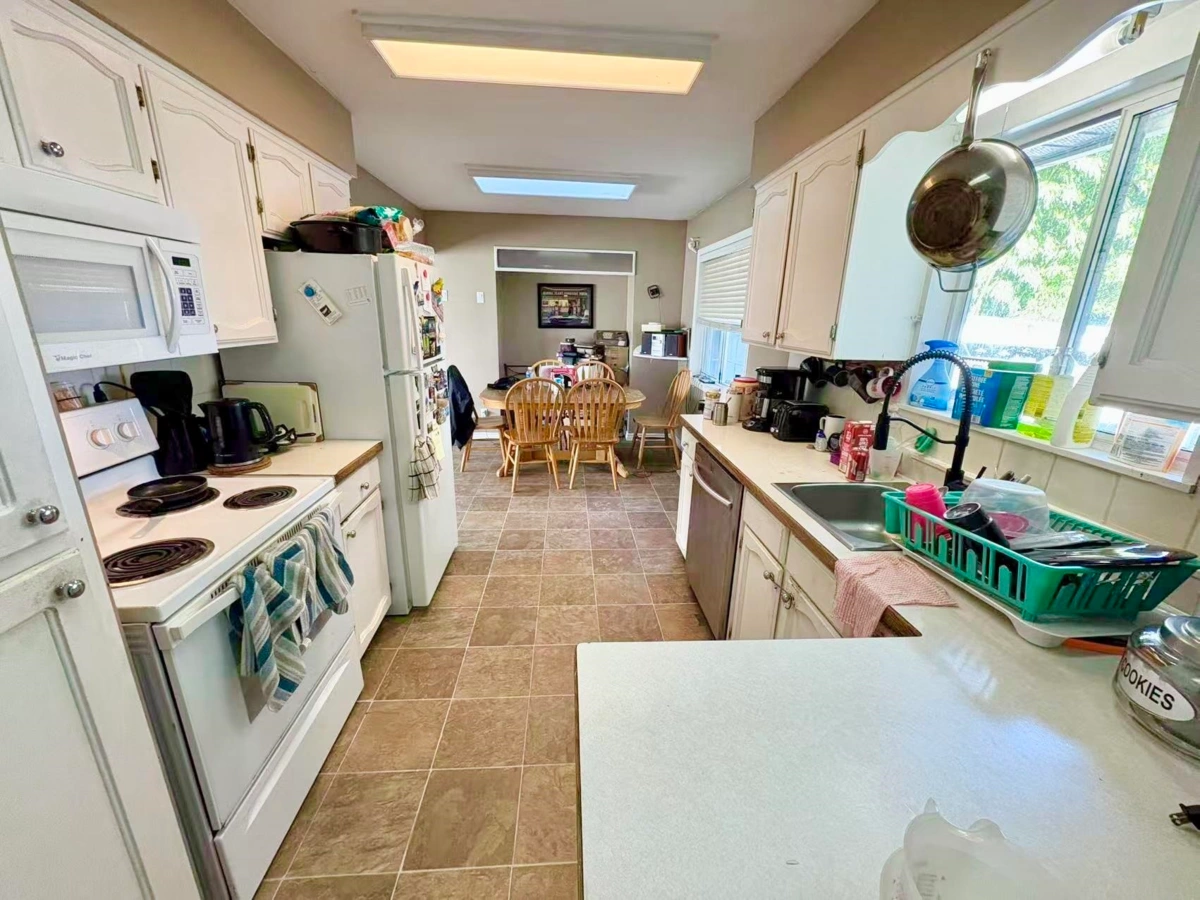 Kitchen Island Photo of 11074 146 Street, Surrey, BC