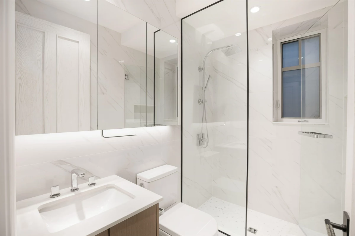 Hot Tub / Spa Photo of 1239 W 40th Avenue, Vancouver, BC