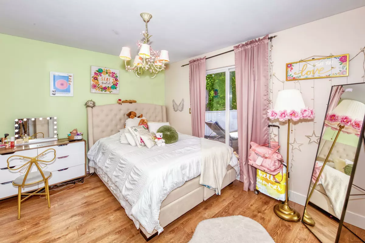 Entry Foyer Photo of 826 E 13th Street, North Vancouver, BC