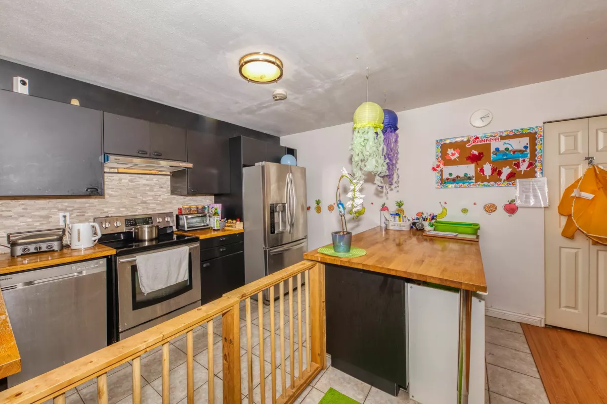 Front Yard Photo of 826 E 13th Street, North Vancouver, BC