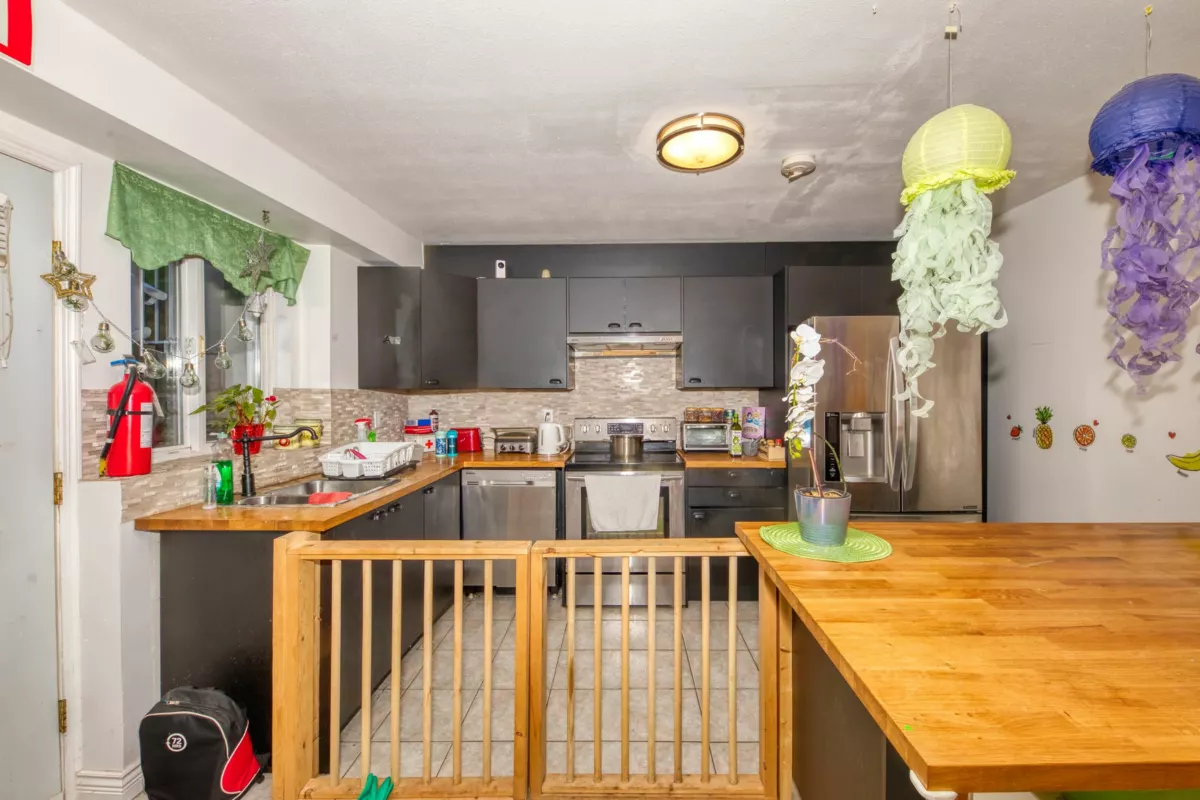 Garden / Landscaping Photo of 826 E 13th Street, North Vancouver, BC