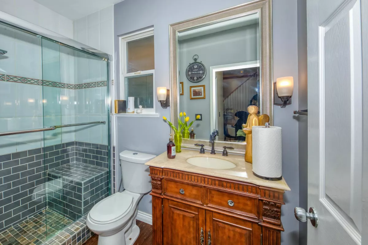 Guest Bathroom Photo of 826 E 13th Street, North Vancouver, BC