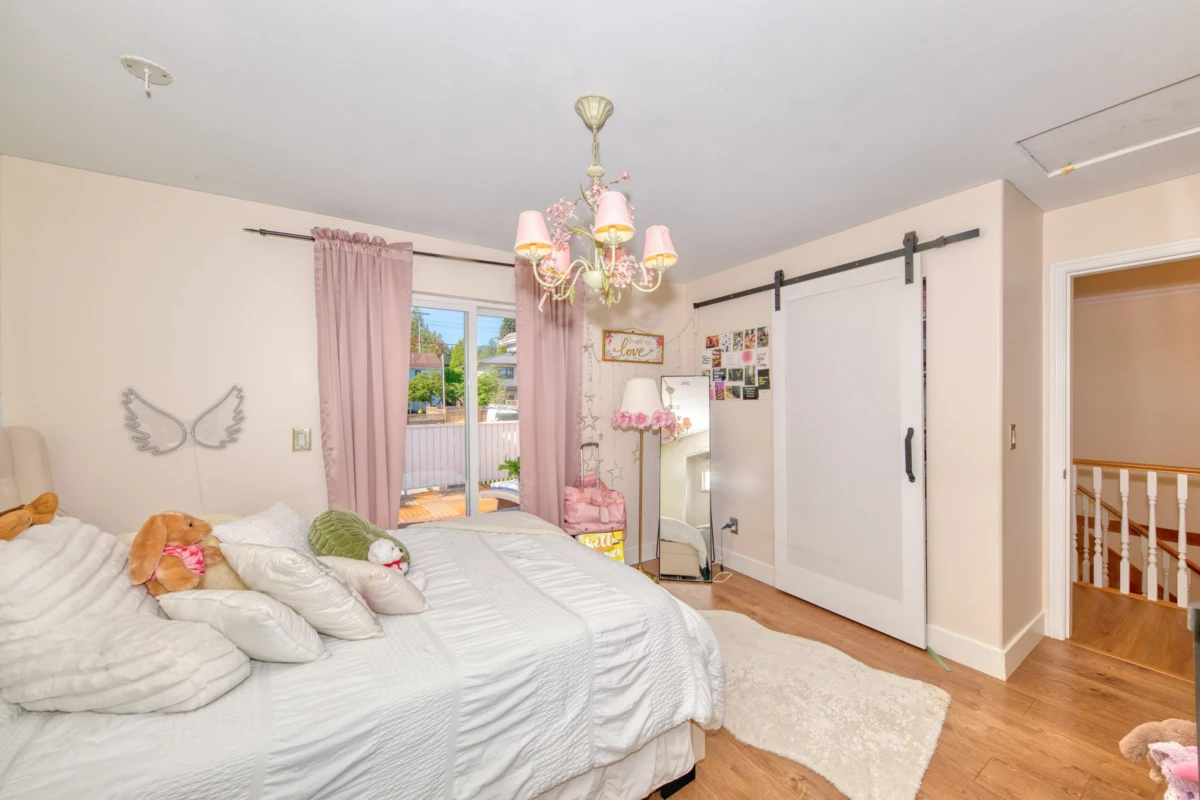 Hallway Photo of 826 E 13th Street, North Vancouver, BC