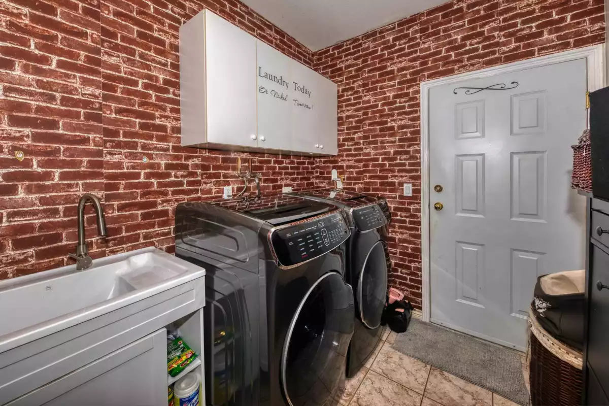 Powder Room Photo of 826 E 13th Street, North Vancouver, BC