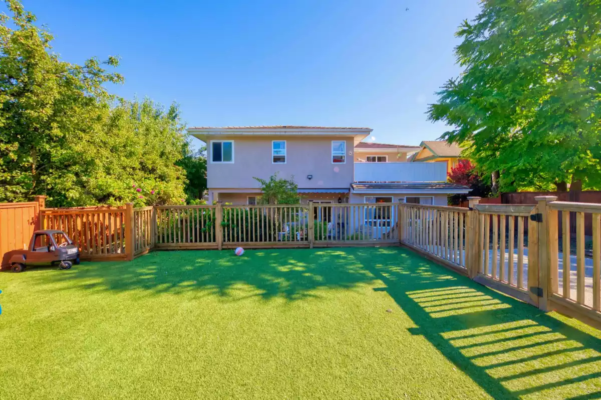 Walk-In Closet Photo of 826 E 13th Street, North Vancouver, BC