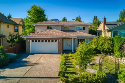 826 E 13th Street, North Vancouver, BC, Boulevard — 7 bed single family residence for sale