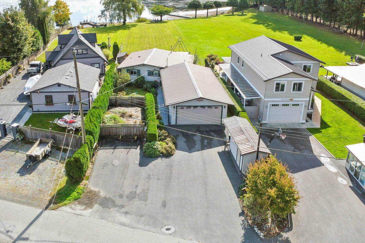 Family Room Photo of 35042 Sward Road, Mission, BC