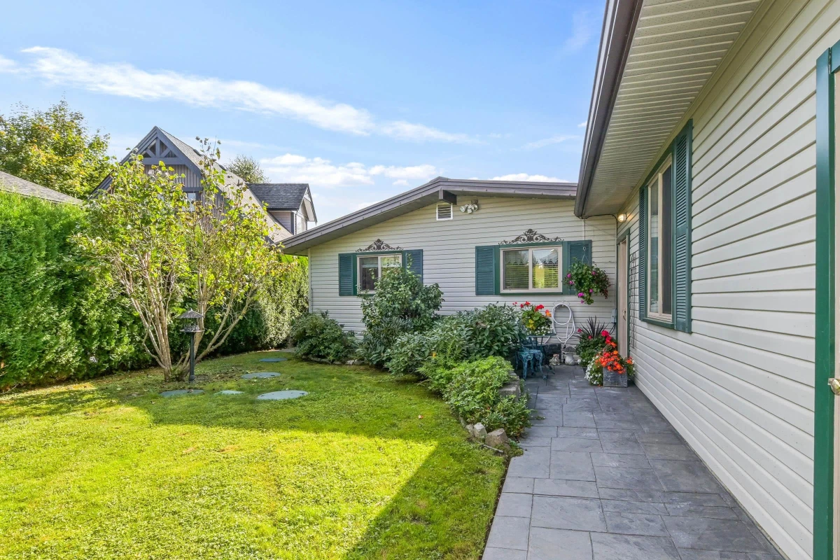 Living Room Photo of 35042 Sward Road, Mission, BC