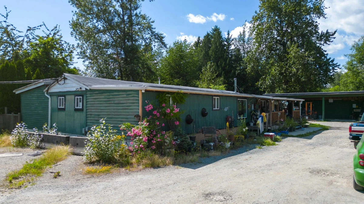Family Room Photo of 23519 Lougheed Highway, Maple Ridge, BC